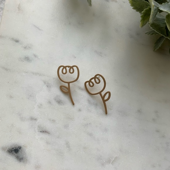 The Talley - Dainty Flower Matte Stud Earrings - Picture 5 of 7